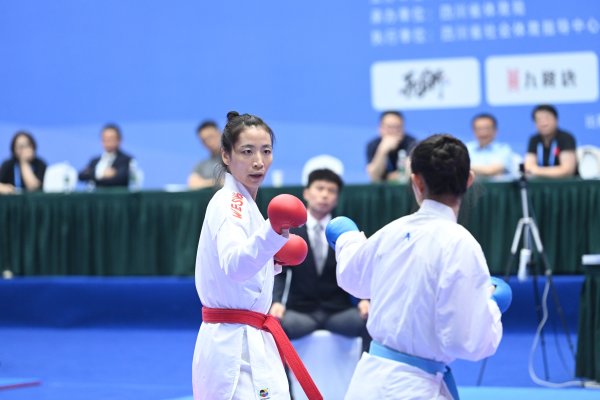 尹笑言（左）.jpg