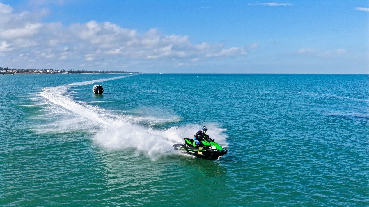 摩托艇3.jpg 摩托艇3.jpg